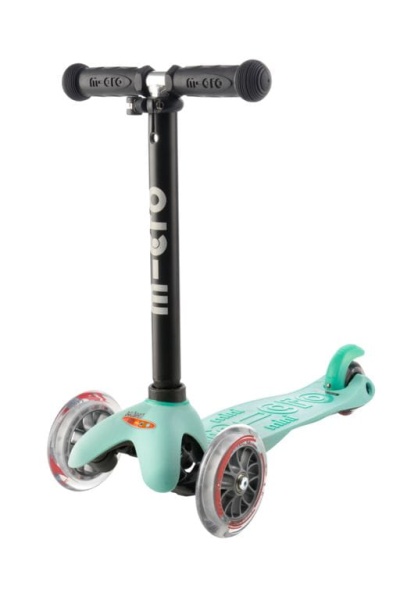 hulajnoga Mini Micro Deluxe 2GO PLUS Miętowa widok z przodu hulajnoga z opuszczoną kierownicą