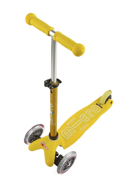 hulajnoga Mini Micro Deluxe Yellow widok z przodu pod kątem