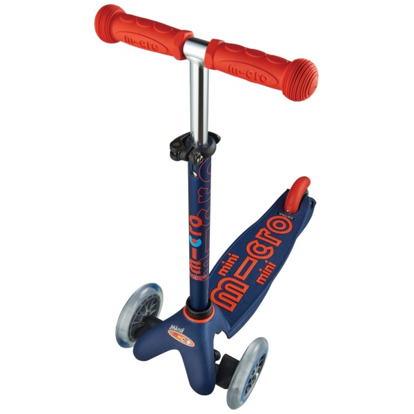 hulajnoga Mini Micro Deluxe Navy Blue widok z przodu pod kątem