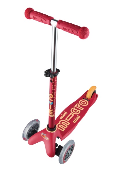hulajnoga Mini Micro Deluxe Ruby Red widok z przodu pod kątem