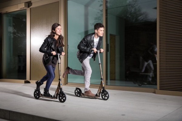 Kobieta i mężczyzna na hulajnogach Micro Suspension