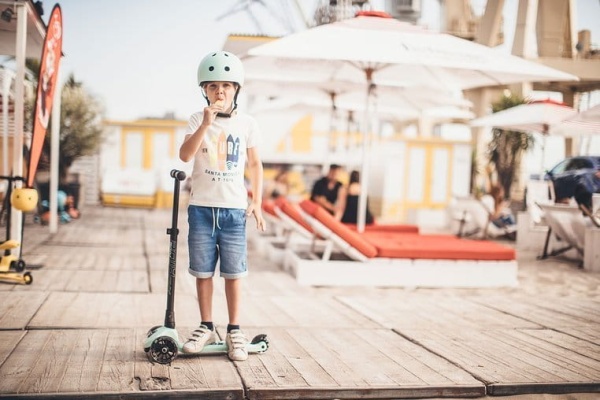 pol_pl_SCOOTANDRIDE-Kask-S-M-dla-dzieci-3-Kiwi-kolekcja-Icecream-2020-6027_5.jpg