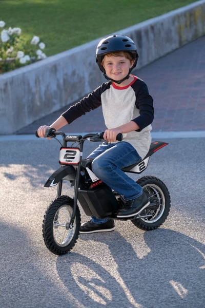 Motocykl-elektryczny-Razor-MX125-lifestyle1