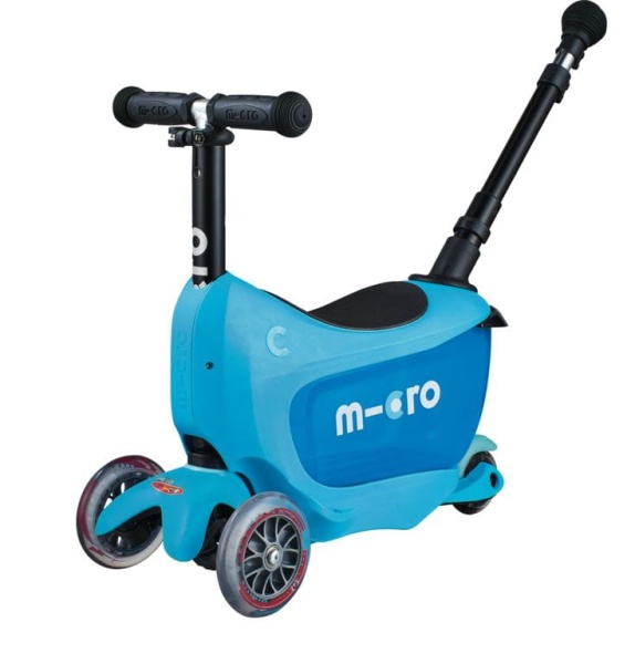hulajnoga Mini Micro Deluxe 2GO PLUS Niebieska widok od przodu wersja jeździk z prowadnikiem większe