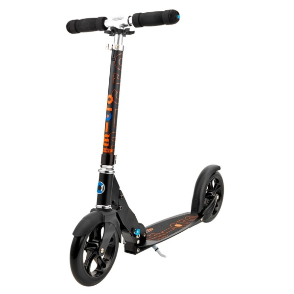 hulajnoga Micro Black Classic widok od przodu z opuszczoną kierownicą