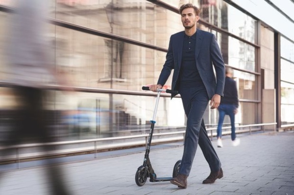 mężczyzna jadący na hulajnodze dla młodzieży i dorosłych Micro BMW City