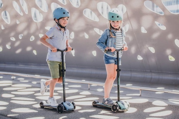 ScootAndRide Highwaykick 5 LED Hulajnoga trójkołowa balansowa ze świecącymi kółkami 5 Plus Steel zdjęcie lifestyle