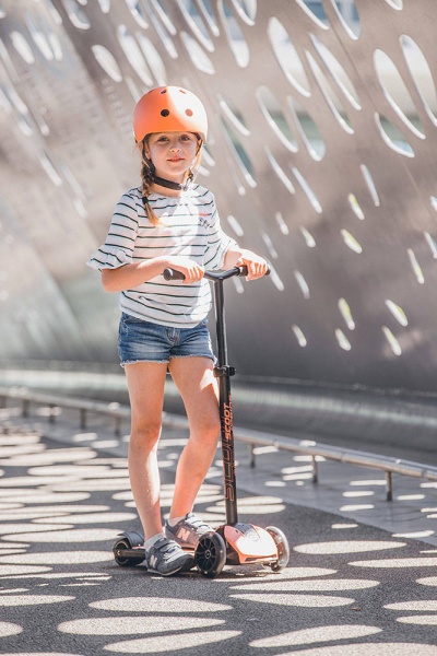 ScootAndRide Highwaykick 5 LED Hulajnoga trójkołowa balansowa ze świecącymi kółkami 5 Plus Peach zdjęcie lifestyle