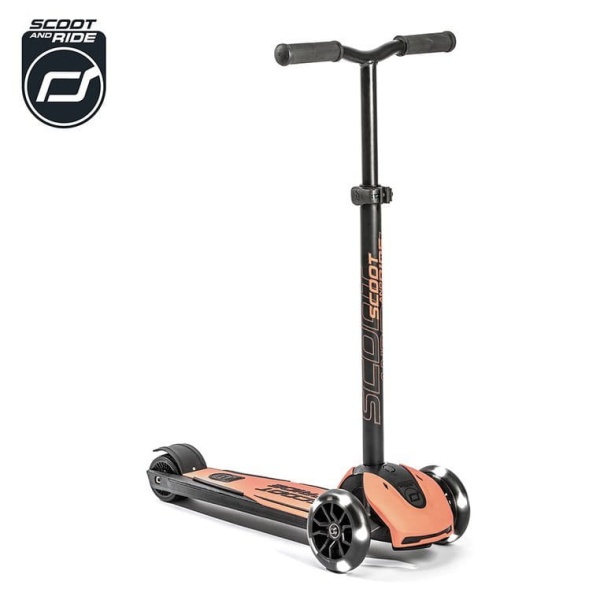 ScootAndRide Highwaykick 5 LED Hulajnoga trójkołowa balansowa ze świecącymi kółkami 5 Plus Peach widok główny z logo