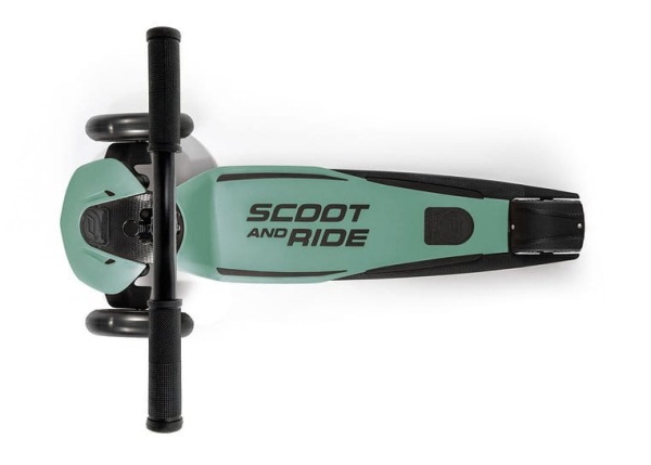 ScootAndRide Highwaykick 5 LED Hulajnoga trójkołowa balansowa ze świecącymi kółkami 5 Plus Forest widok od góry