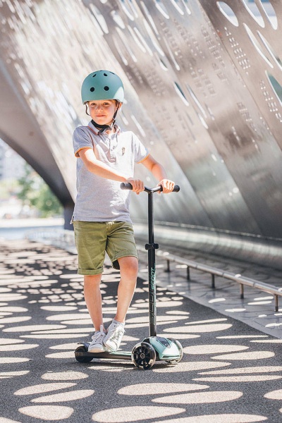 ScootAndRide Highwaykick 5 LED Hulajnoga trójkołowa balansowa ze świecącymi kółkami 5 Plus Forest chłopiec jadący na hulajnodze