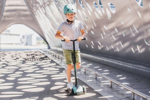 ScootAndRide Highwaykick 5 LED Hulajnoga trójkołowa balansowa ze świecącymi kółkami 5 Plus Forest chłopiec jadący na hulajnodze