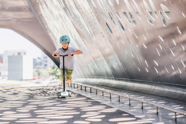 ScootAndRide Highwaykick 5 LED Hulajnoga trójkołowa balansowa ze świecącymi kółkami 5 Plus Forest chłopiec jadący na hulajnodze