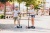 ScootAndRide Highwaykick 5 LED Hulajnoga trójkołowa balansowa ze świecącymi kółkami 5 Plus Forest chłopiec i dziewczyna jadący na hulajnodze