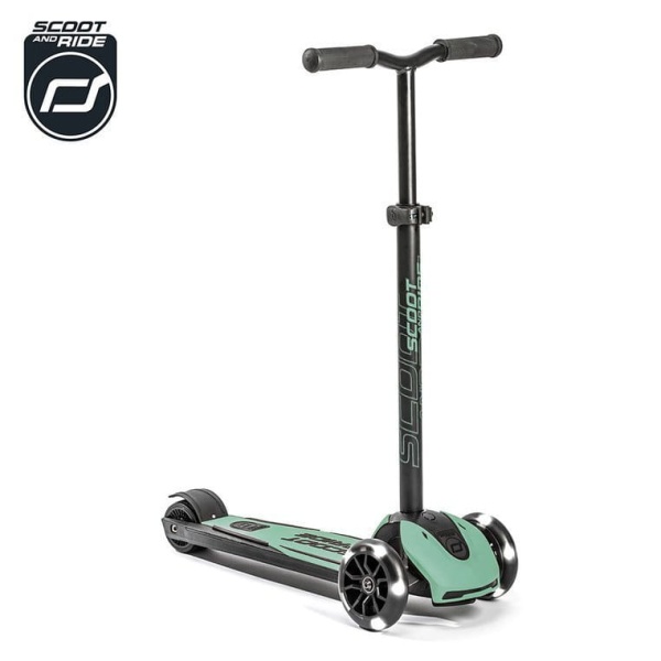 ScootAndRide Highwaykick 5 LED Hulajnoga trójkołowa balansowa ze świecącymi kółkami 5 Plus Forest widok główny z logo