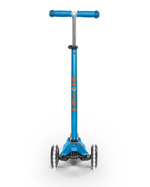 hulajnoga Maxi Micro Deluxe LED Carribean Blue widok od frontu z podniesioną kierownicą