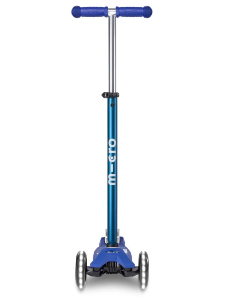 hulajnoga Maxi Micro Deluxe LED Blue White widok od frontu z podniesioną kierownicą
