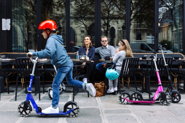 Chłopiec jadący na hulajnodze Micro Cruiser Blue Led