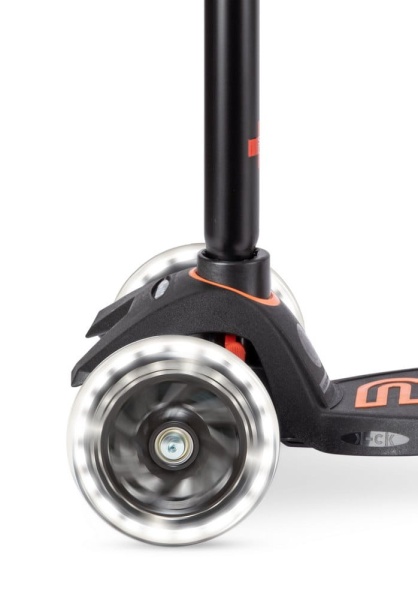 hulajnoga Maxi Micro Deluxe LED Black Orange widok od przodu koła świecące