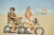 Razor motocykl elektryczny rambler 16 zdjęcie lifestyle młodzi ludzie na motocyklach rambler przy plaży