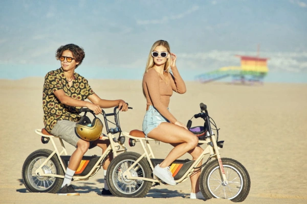 Razor motocykl elektryczny rambler 16 zdjęcie lifestyle młodzi ludzie na motocyklach rambler przy plaży