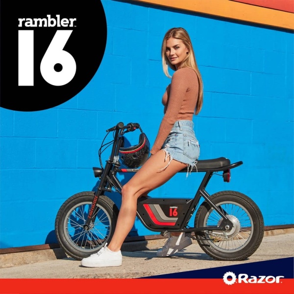 Razor motocykl elektryczny rambler 16 black zdjęcie lifestyle kobieta na motocyklu rambler