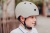 kask dla dzieci Scoot And Ride 3+ S-M Ash zdjęcie lifestyle chłopiec w kasku