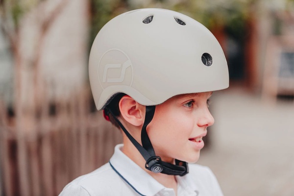 kask dla dzieci Scoot And Ride 3+ S-M Ash zdjęcie lifestyle chłopiec w kasku