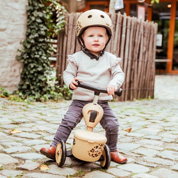 Scoot And Ride Highwaykick 1 Lifestyle 2w1 Jeździk i hulajnoga z zamykanym schowkiem 1 5-lat Leopard zdjęcie dziecka na jeździku