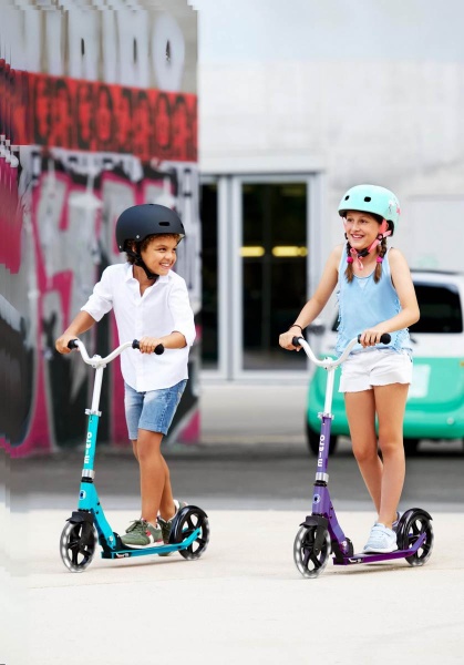 Dwójka dzieci na hulajnodze Micro Cruiser Lifestyle