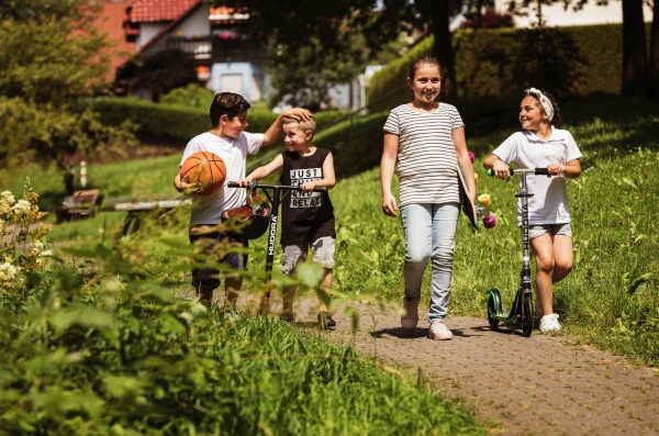 dzieciaki na hulajnogach Hudora