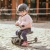 dziecko siedzi na jeździku Scoot And Ride zdjęcie lifestyle