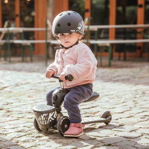 dziecko siedzi na jeździku Scoot And Ride zdjęcie lifestyle
