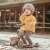 Scoot And Ride Highwaykick 1 Lifestyle 2w1 Jeździk i hulajnoga z zamykanym schowkiem 1 5-lat Brown Lines dziecko siedzi na jeździku
