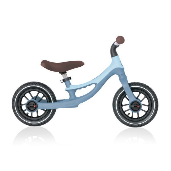 Rowerek biegowy Globber Go Bike Elite Air Pastel Blue widok od boku