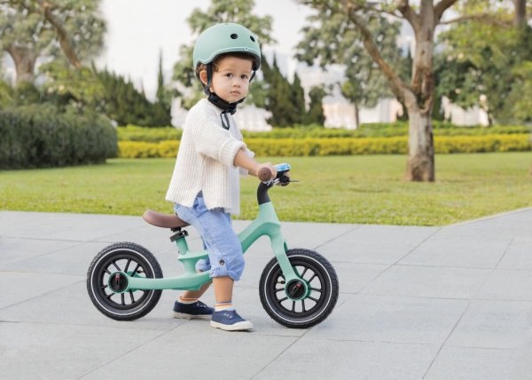 dziewczynka na rowerku biegowym Globber Go Bike Elite Air Mint