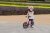 dziewczynka jadąca na rowerku biegowym Globber Go Bike Elite Air Pastel Pink