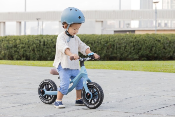 chłopiec jadący na rowerku biegowym Globber Go Bike Elite Air Pastel Blue