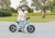 chłopiec jadący na rowerku biegowym Globber Go Bike Elite Air Mint