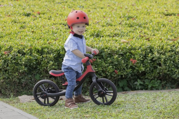 chłopiec na rowerku biegowym Globber GoBike Elite Red