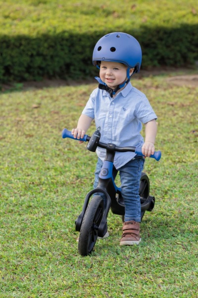 chłopiec jadący na rowerku Globber GoBike Elite Navy Blue