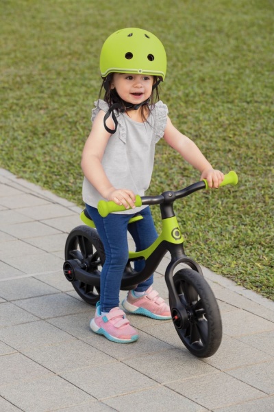dziewczynka jadąca na rowerku biegowym Globber Go Bike Elite Lime Green