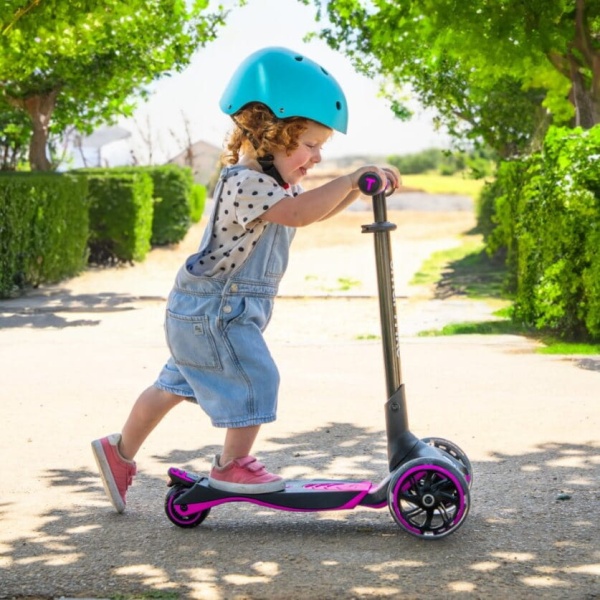 smarTrike Hulajnoga 3w1 Xtend Scooter Pink dziewczynka jedzie w parku