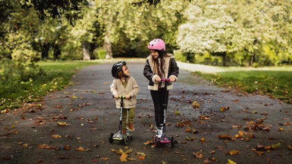 smarTrike Hulajnoga 3w1 Xtend Scooter Pink dwie dziewczynki na hulajnogach
