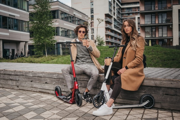 młodzi ludzie na hulajnogach Rideoo PRO 200