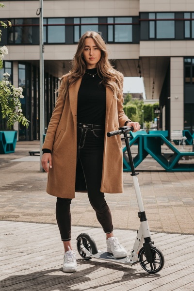 młoda kobieta na hulajnodze Rideoo Pro 200