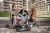 grupa znajomych i Hulajnoga z amortyzatorem Rideoo 200 Pro City Scooter Black do 150kg