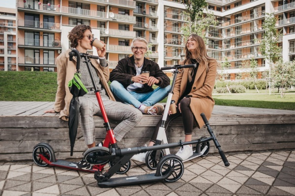 grupa znajomych i Hulajnoga z amortyzatorem Rideoo 200 Pro City Scooter Black do 150kg