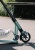Hulajnoga Micro Sprite Suspension - Olive Green zbliżenie na system składania