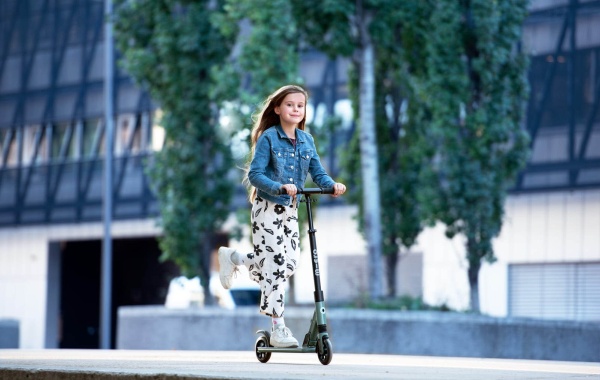Hulajnoga Micro Sprite Suspension - Olive Green dziewczynka na hulajnodze
